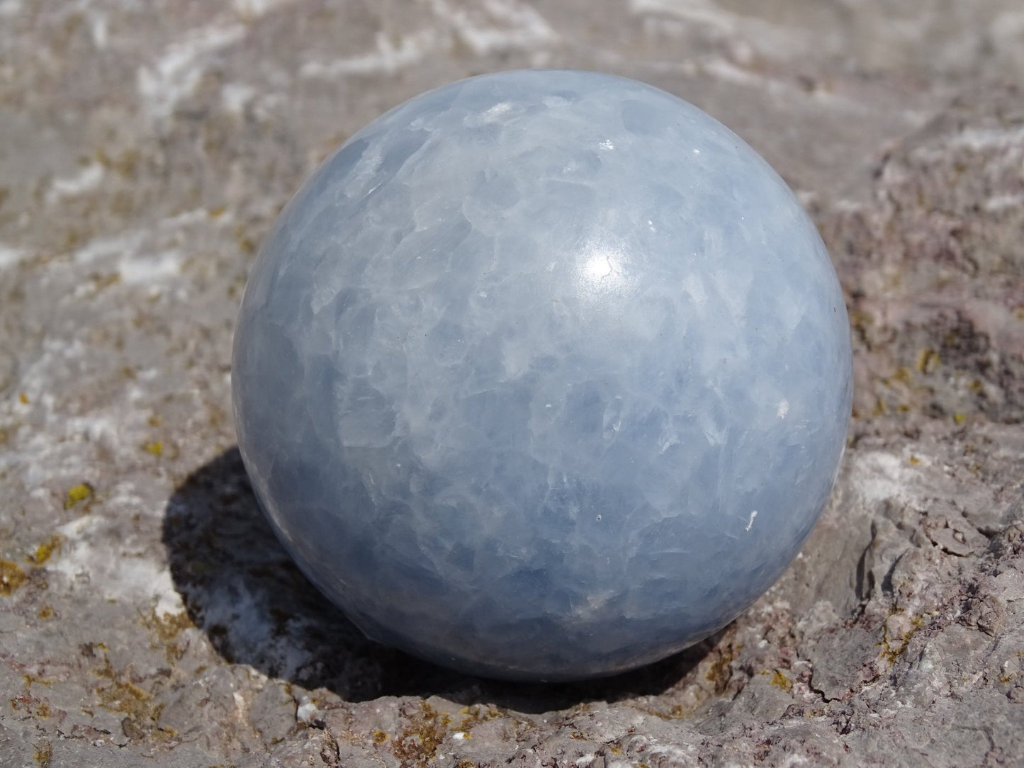Calcite Bleue Sphère - Pierres - Colibri Minéraux et Bien-être