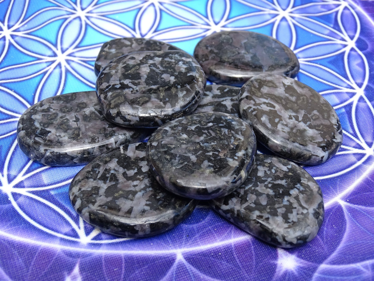 Merlinite (Gabbro) Pierre plate - Pierres - Colibri Minéraux et Bien-être