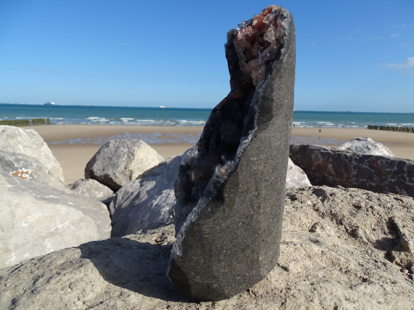 Apophyllite Rouge sur Calcédoine