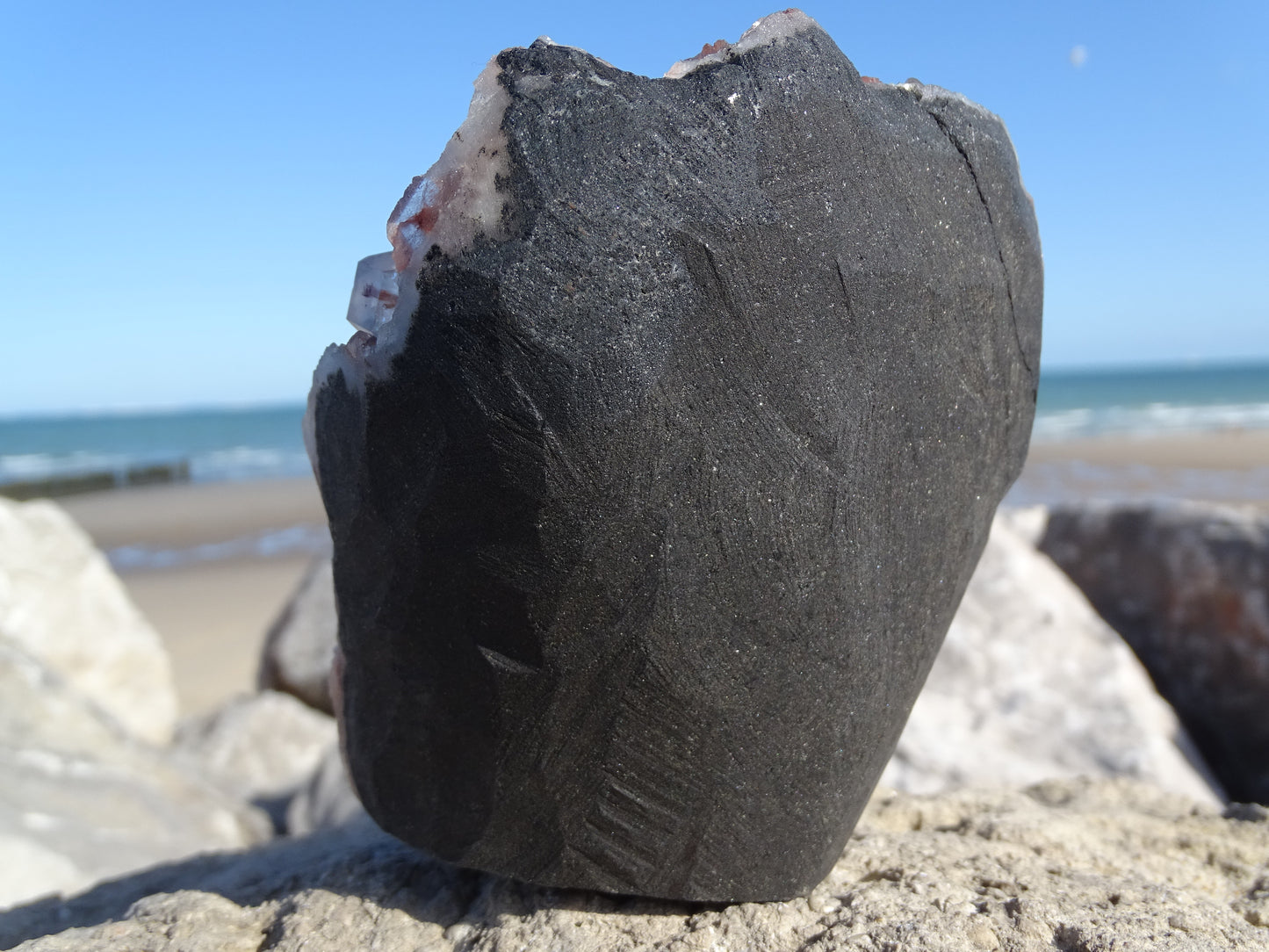 Apophyllite Rouge sur Calcédoine