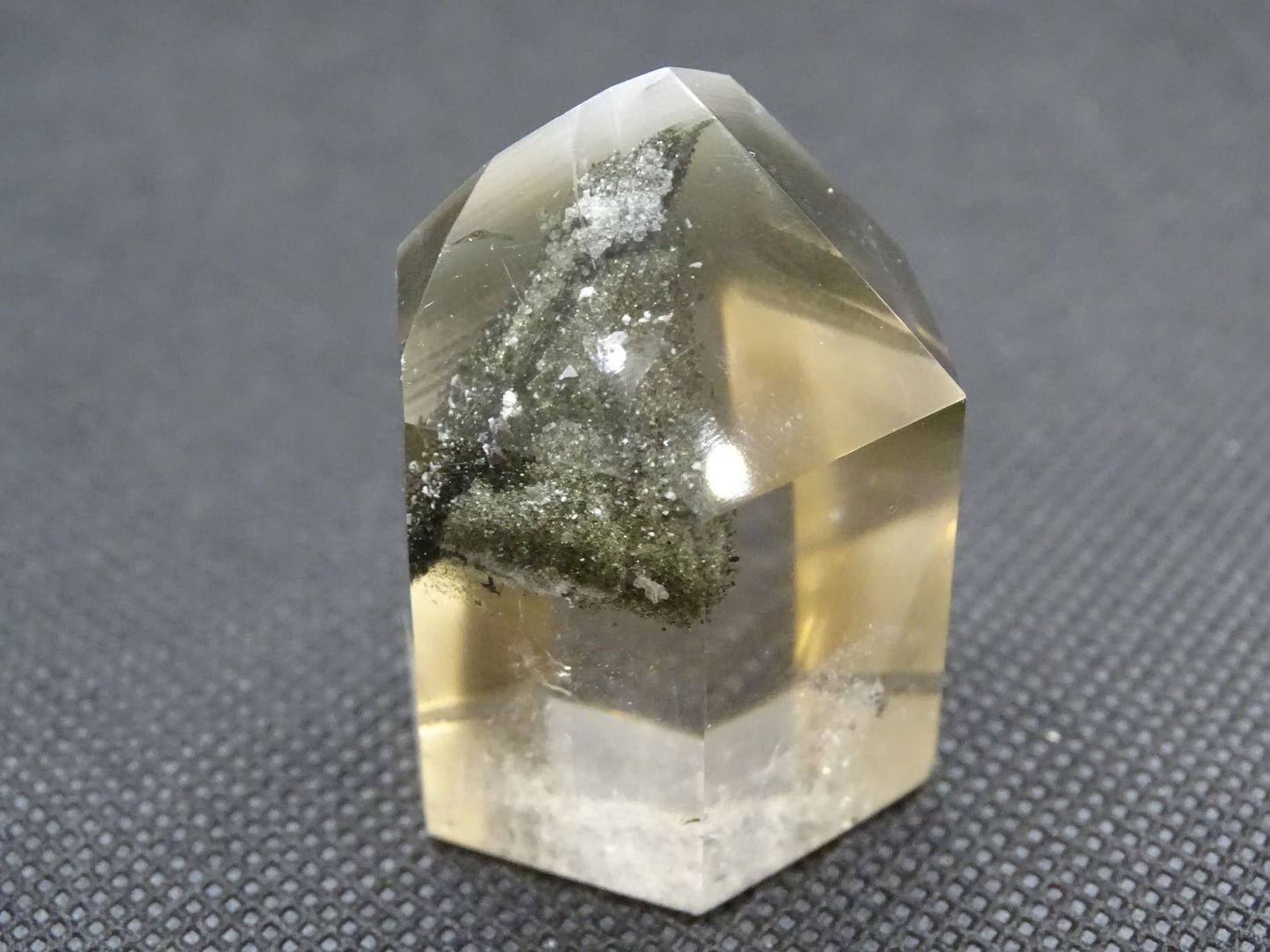 Quartz Chlorite Fantôme - Cristaux - Colibri Minéraux et Bien-être