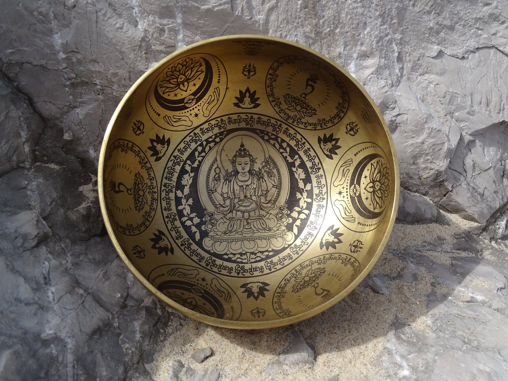 Bol tibétain gravé Lotus, Bouddha, Lune - Bol tibétain - Colibri Minéraux et Bien-être