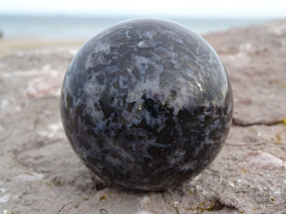 Merlinite (Gabbro) Sphère - Pierres - Colibri Minéraux et Bien-être