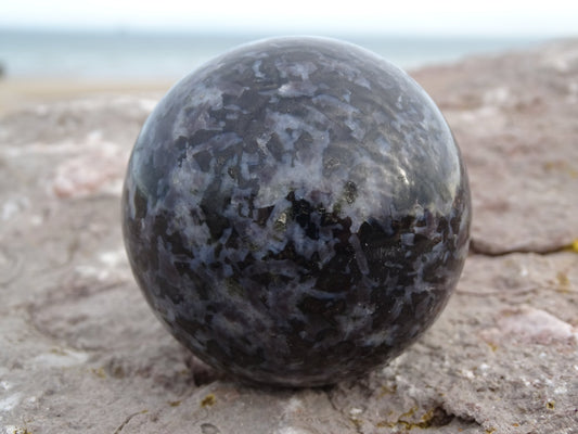 Merlinite (Gabbro) Sphère - Pierres - Colibri Minéraux et Bien-être