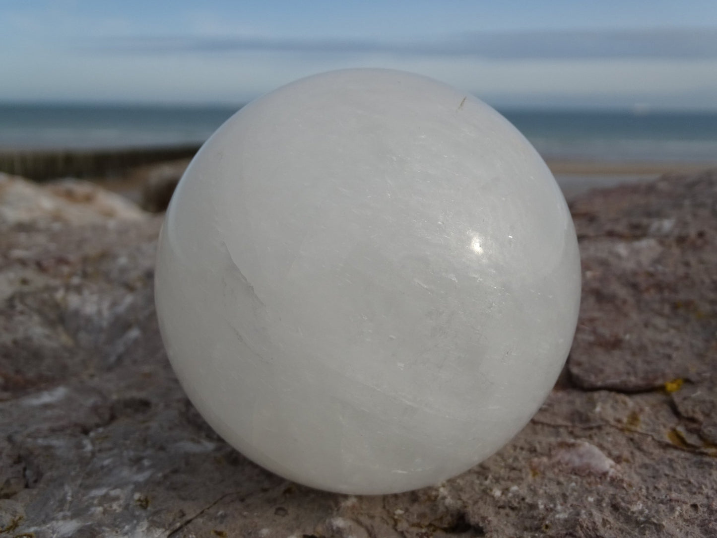 Calcite Blanche Sphère - Pierres - Colibri Minéraux et Bien-être