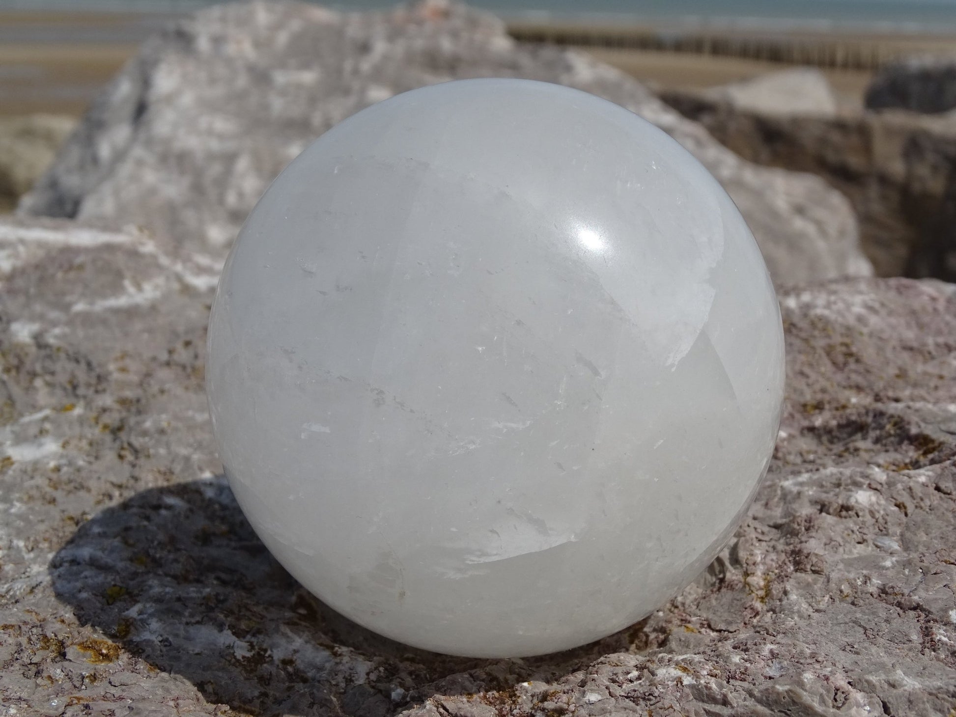 Calcite Blanche Sphère - Pierres - Colibri Minéraux et Bien-être