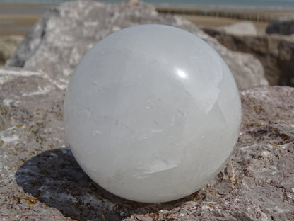 Calcite Blanche Sphère - Pierres - Colibri Minéraux et Bien-être