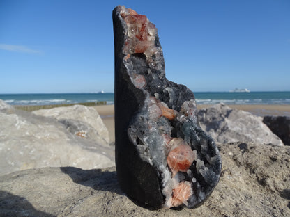 Apophyllite Rouge sur Calcédoine