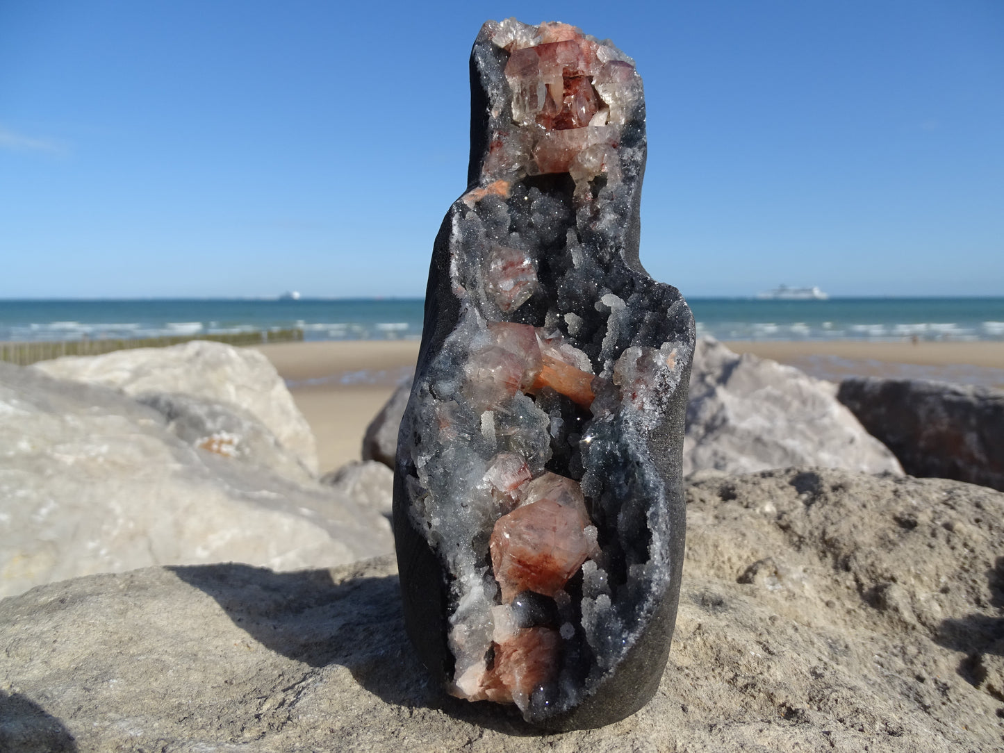 Apophyllite Rouge sur Calcédoine