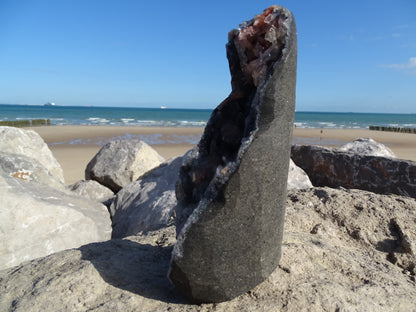 Apophyllite Rouge sur Calcédoine