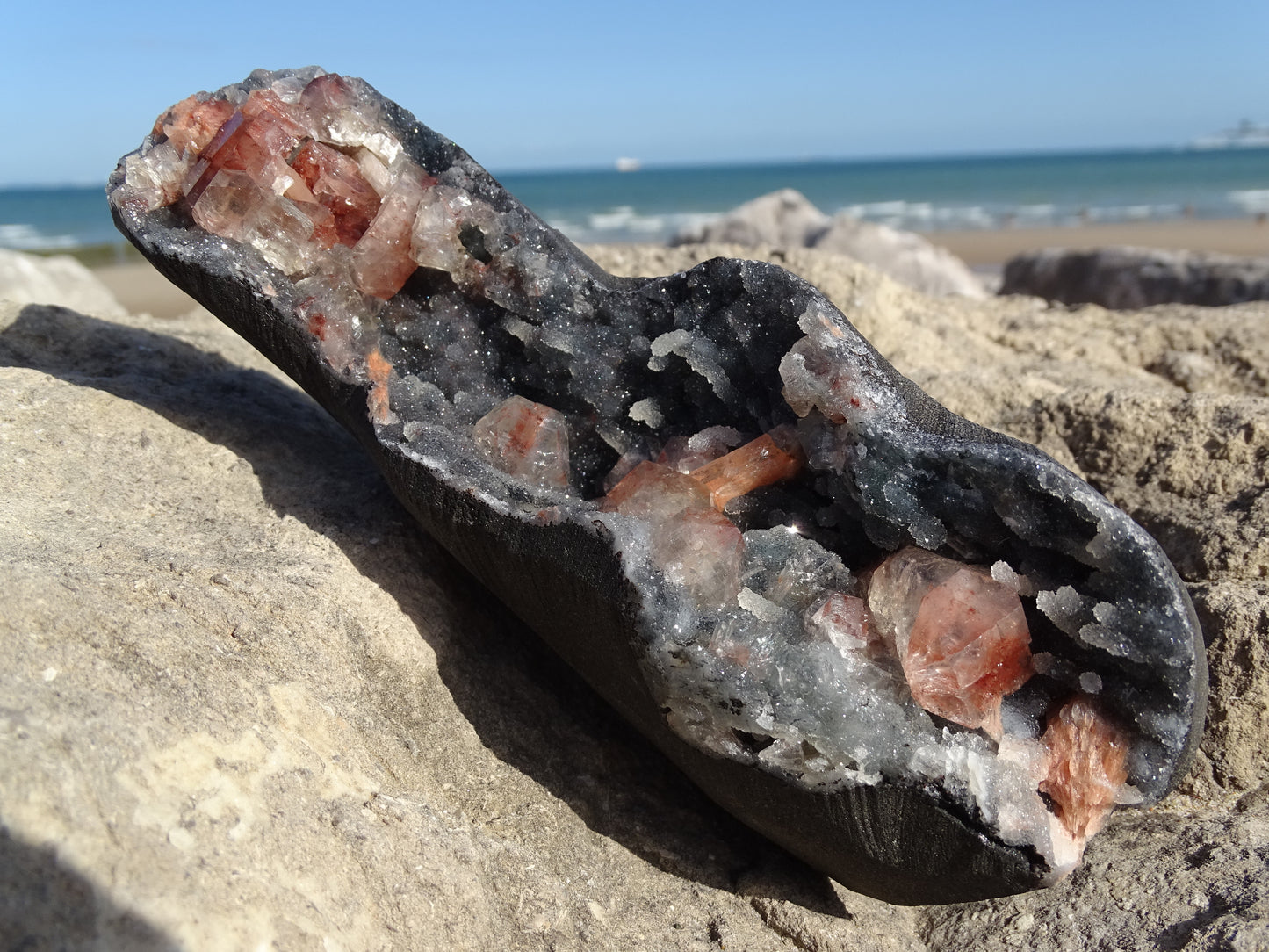 Apophyllite Rouge sur Calcédoine