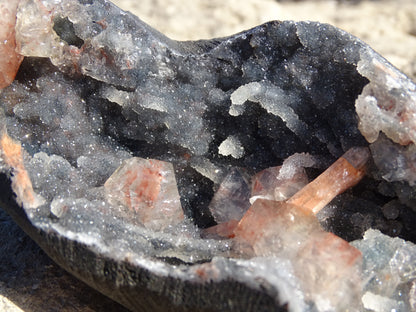 Apophyllite Rouge sur Calcédoine