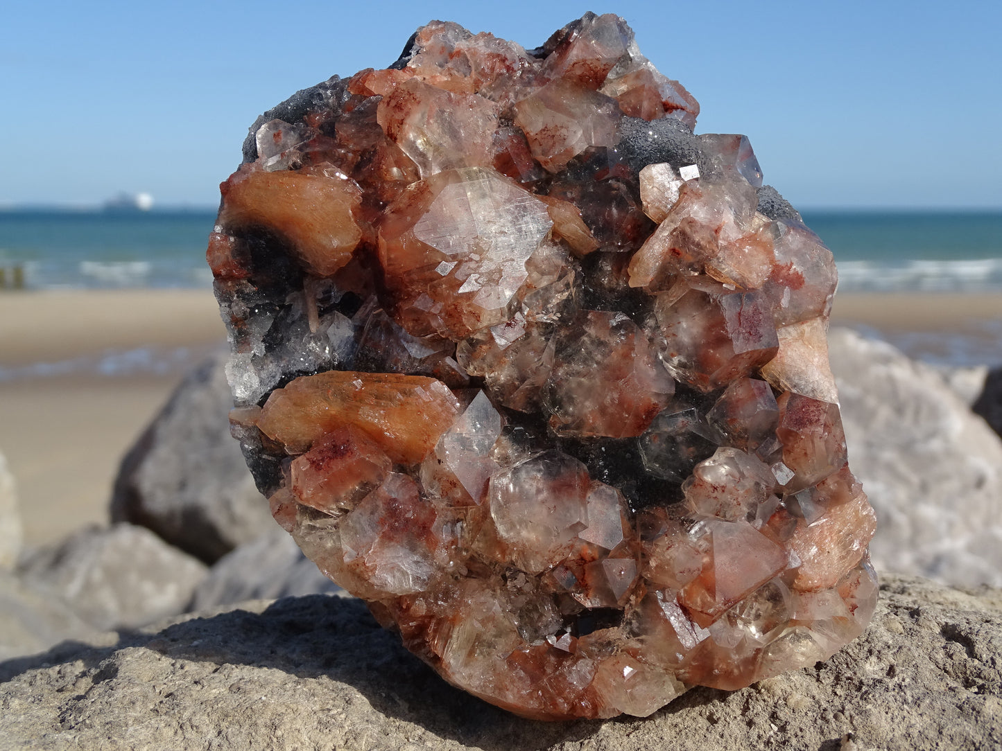 Apophyllite Rouge sur Calcédoine