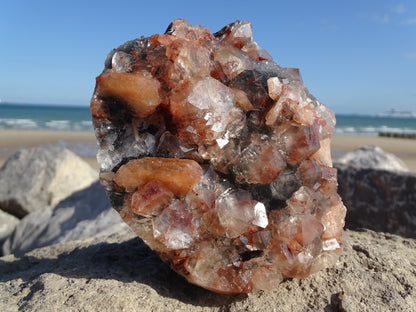 Apophyllite Rouge sur Calcédoine