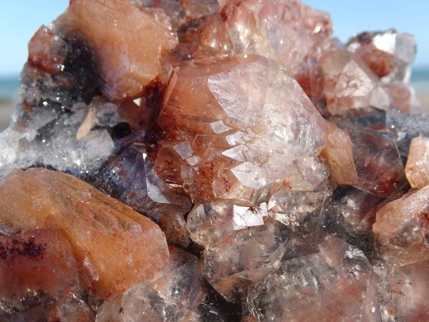 Apophyllite Rouge sur Calcédoine