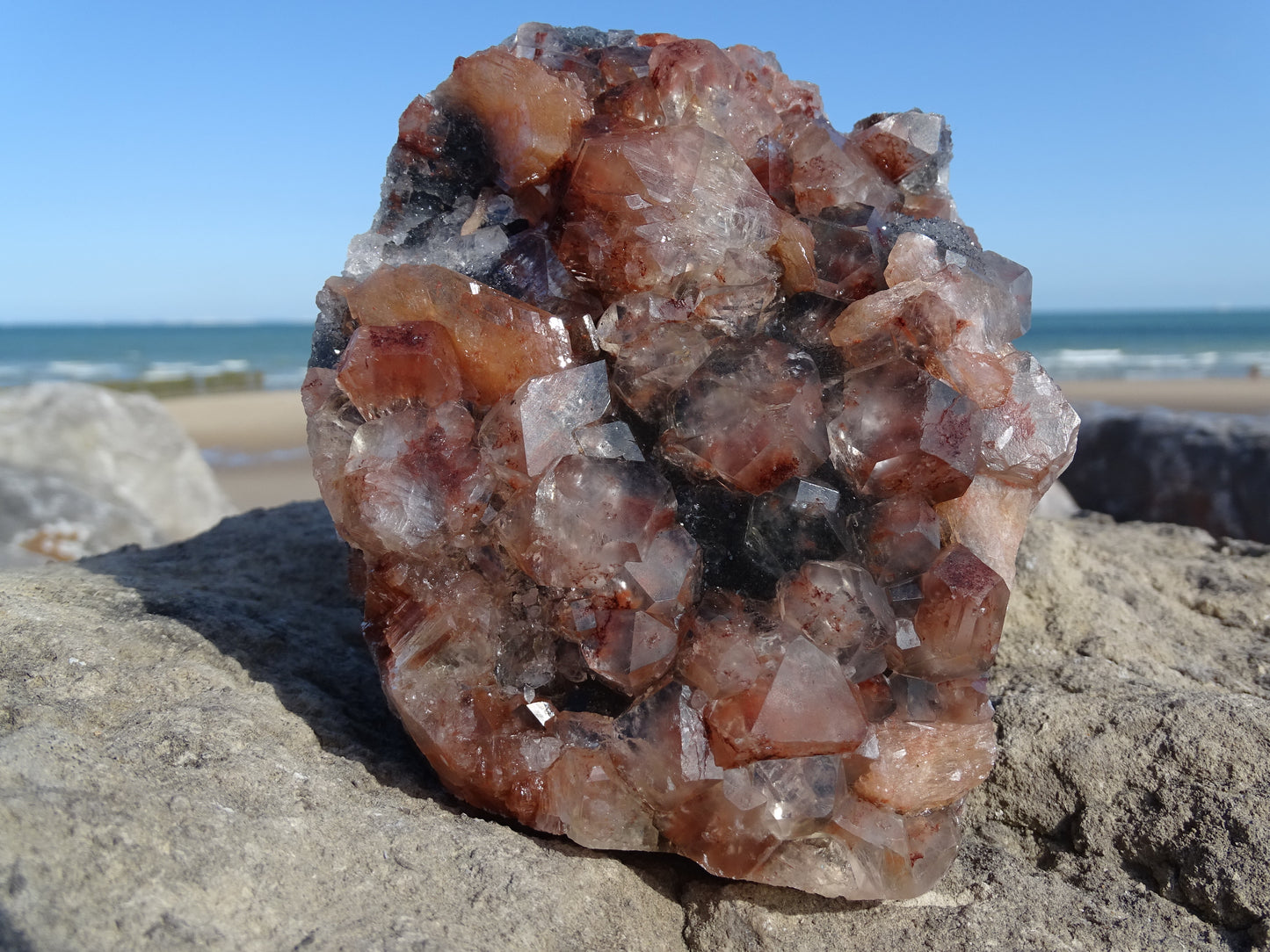 Apophyllite Rouge sur Calcédoine