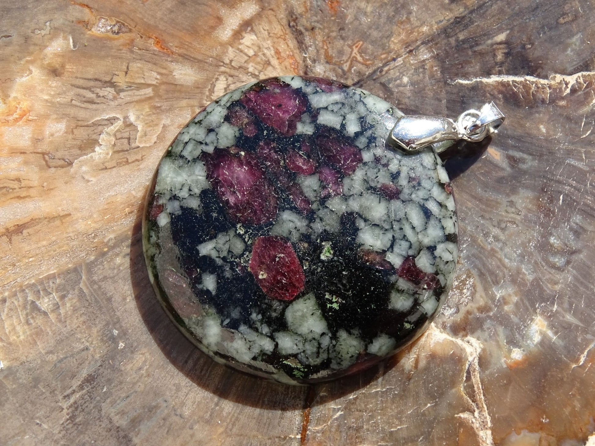 Pendentif Eudialyte - Pendentifs - Colibri Minéraux et Bien-être