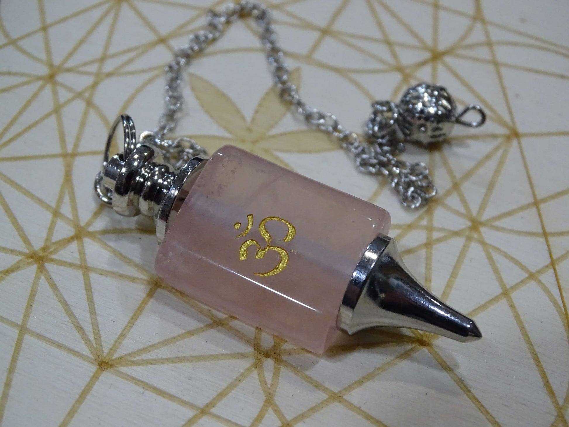 Pendule Quartz Rose Om - Cristaux - Colibri Minéraux et Bien-être