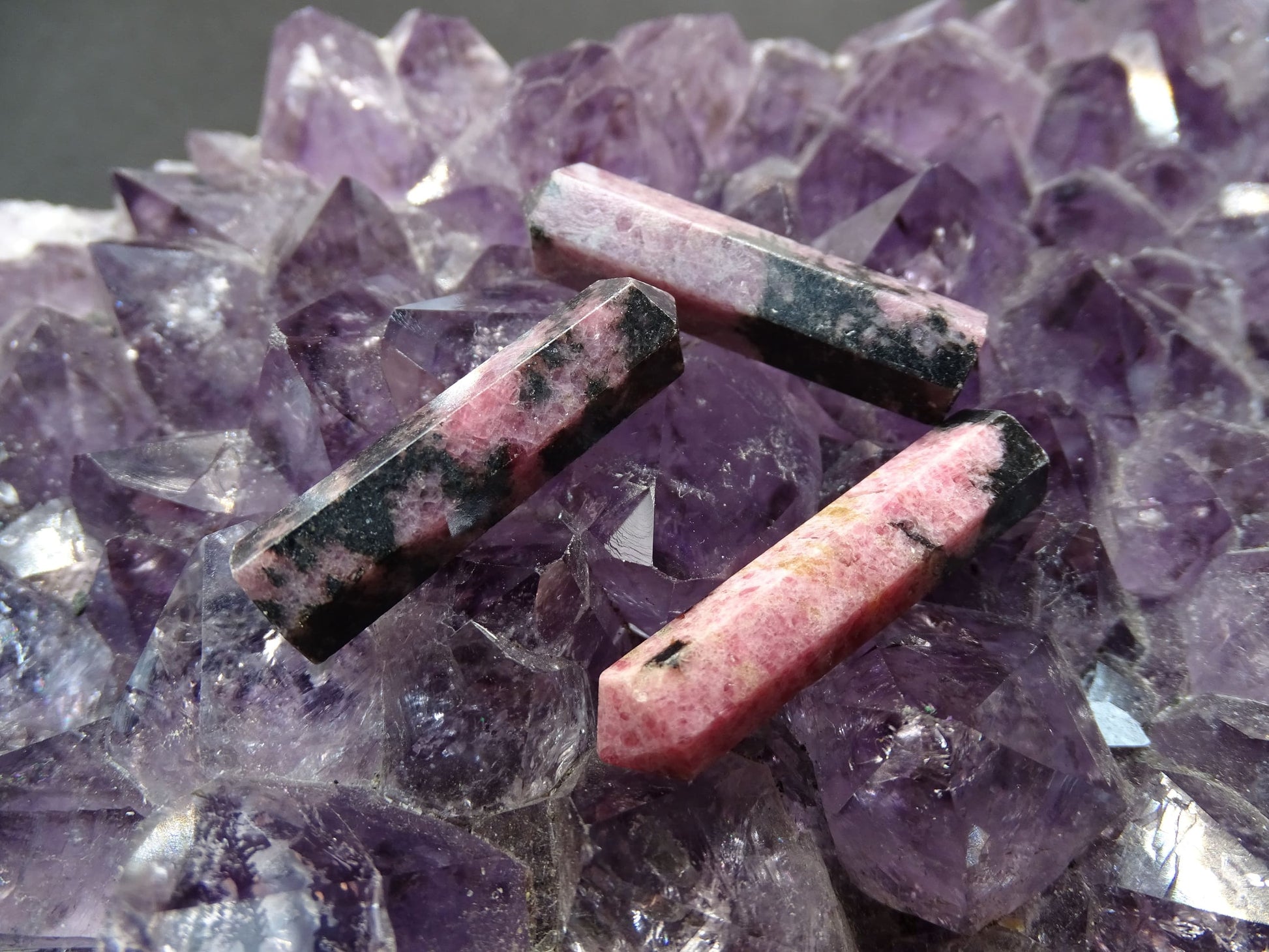 Rhodonite Prisme - Pierres - Colibri Minéraux et Bien-être