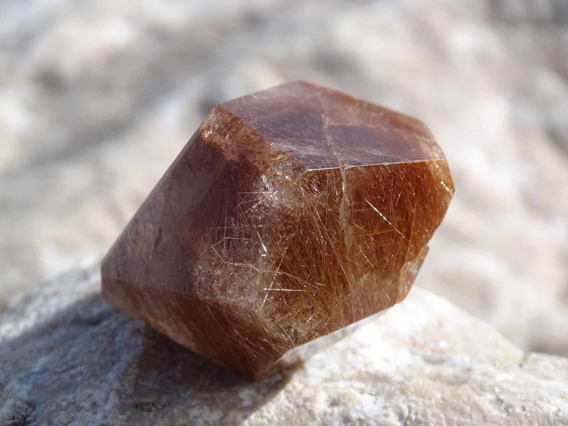 Quartz Rutile Rouge Forme Libre - Cristaux - Colibri Minéraux et Bien-être