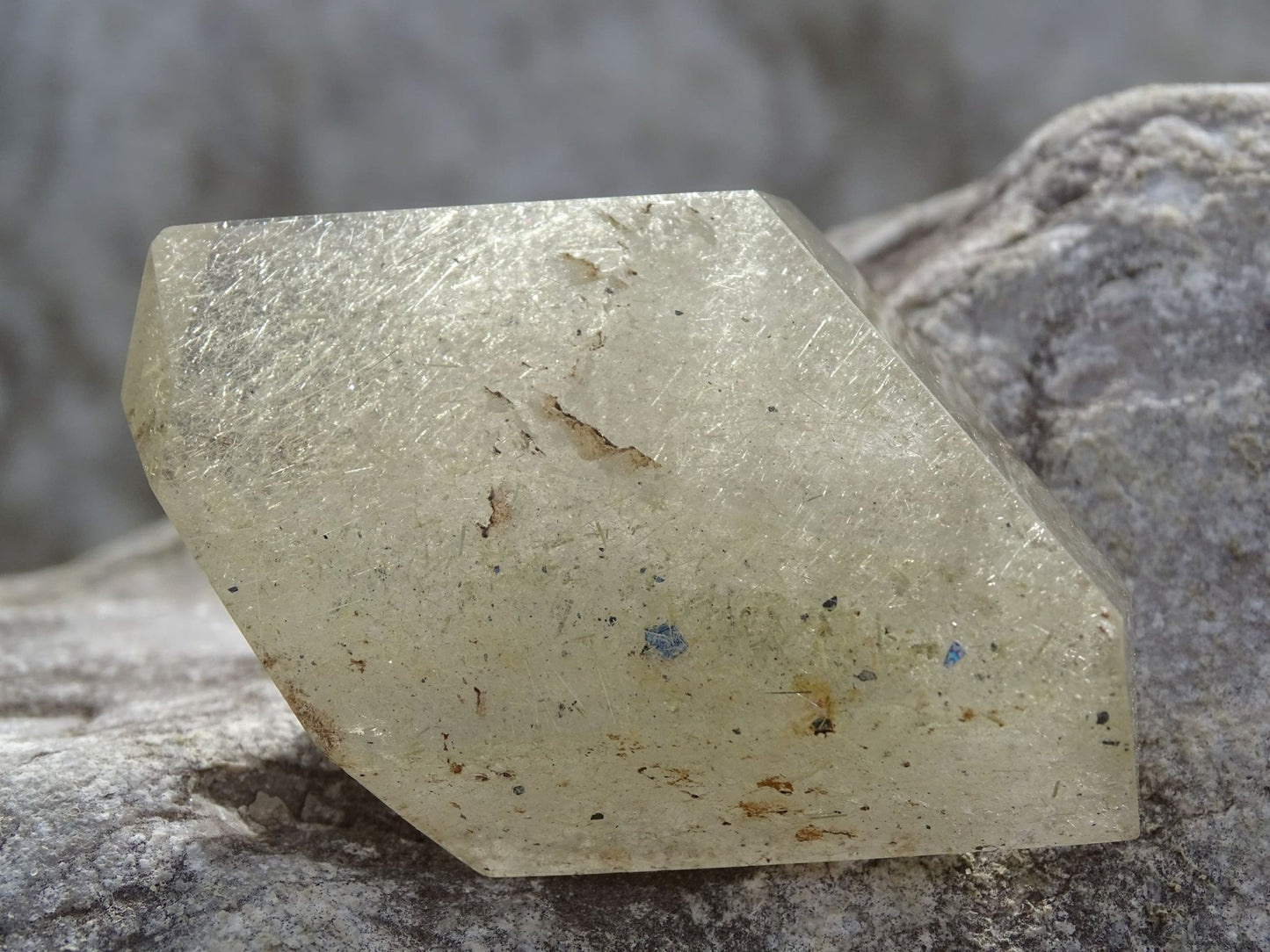 Quartz Rutile Forme Libre - Cristaux - Colibri Minéraux et Bien-être
