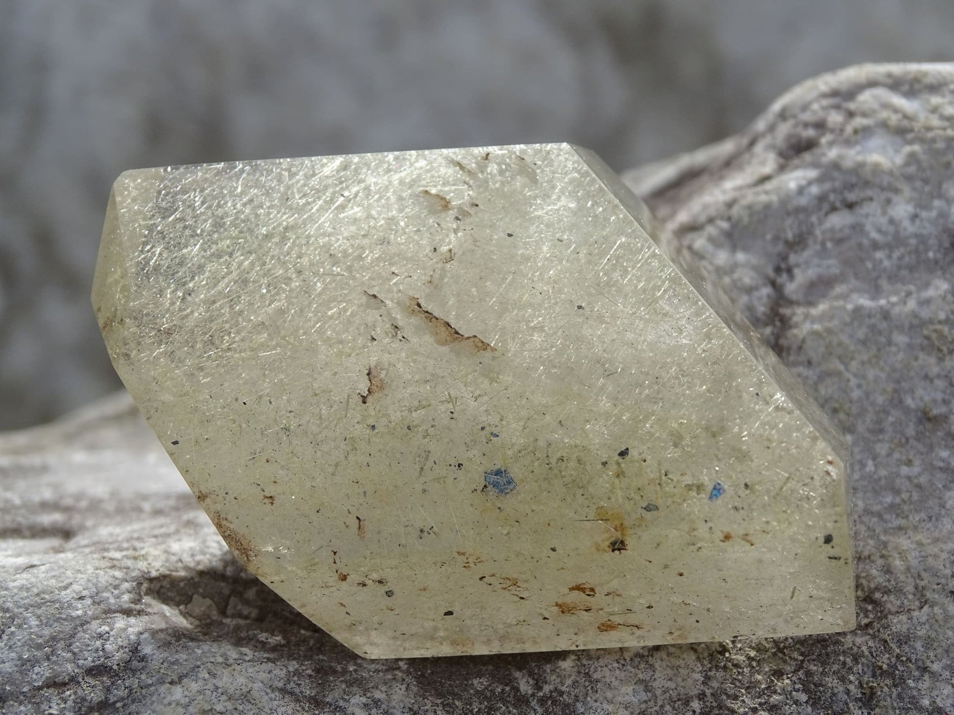 Quartz Rutile Forme Libre - Cristaux - Colibri Minéraux et Bien-être